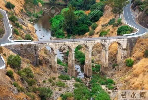 剑桥博士发震撼长文:为何中国肯下血本在西方绝不做的“亏本买卖”上