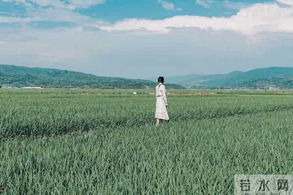 公司新来的00后秘书，第一天上班，就穿了黑丝和包臀裙