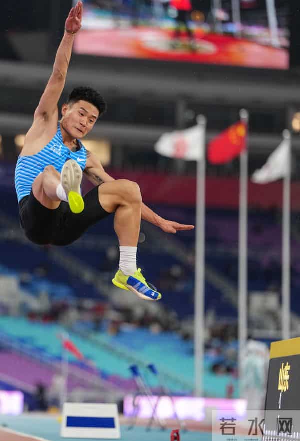 全运会丨舒衡夺得田径男子跳远冠军