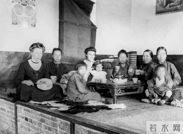 公司新来的00后秘书，第一天上班，就穿了黑丝和包臀裙