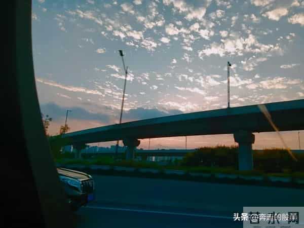 随笔：好吧，不管你经历了什么，一觉醒来，这个城市依旧车水马龙