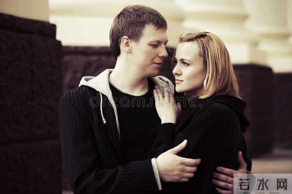 和25岁女秘书在办公室加班,她突然关了灯,黑暗中只剩喘息声