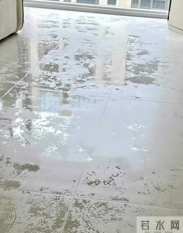 清水拖地等于白拖，教你个绝招，地板光洁如新，一周不拖照样干净