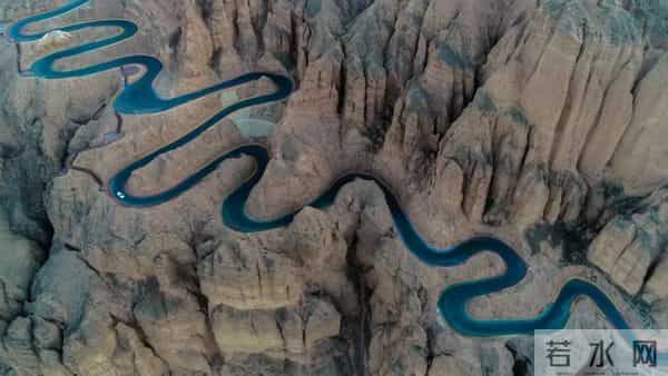 剑桥博士发震撼长文:为何中国肯下血本在西方绝不做的“亏本买卖”上