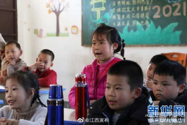 不离不弃 她是留守孩子的“老师妈妈”