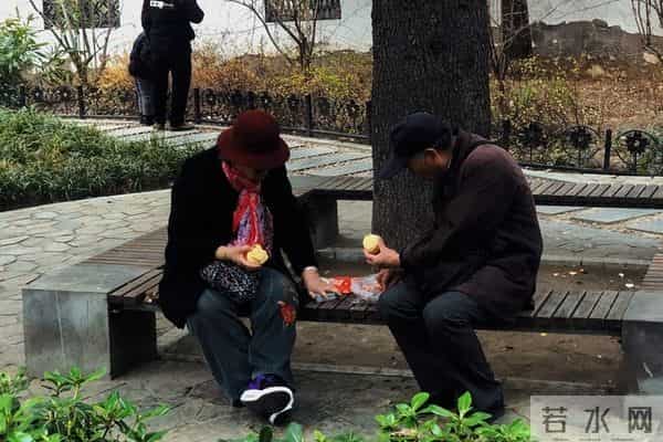 公司新来的00后秘书，第一天上班，就穿了黑丝和包臀裙