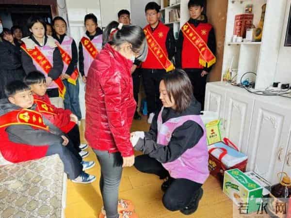 海城：冬日暖阳暖童心 志愿服务显担当