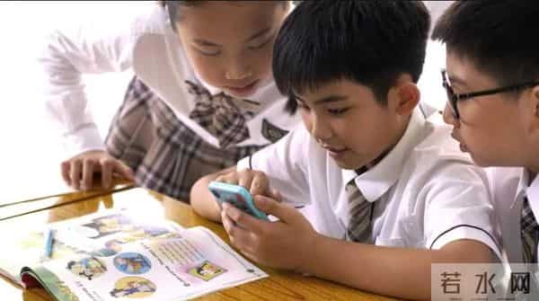 储殷教授解读英语的重要性，指出三点事实，家长听后内心五味杂陈