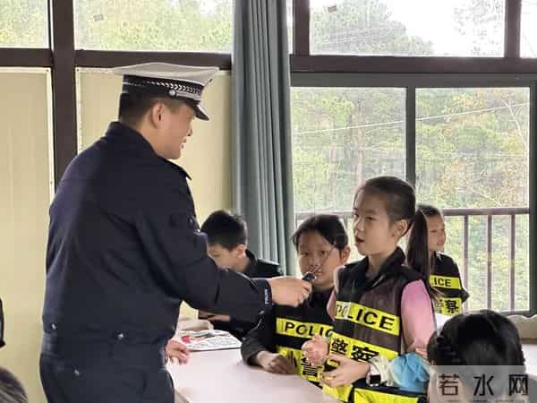 交通安全伴成长 警校共建护平安