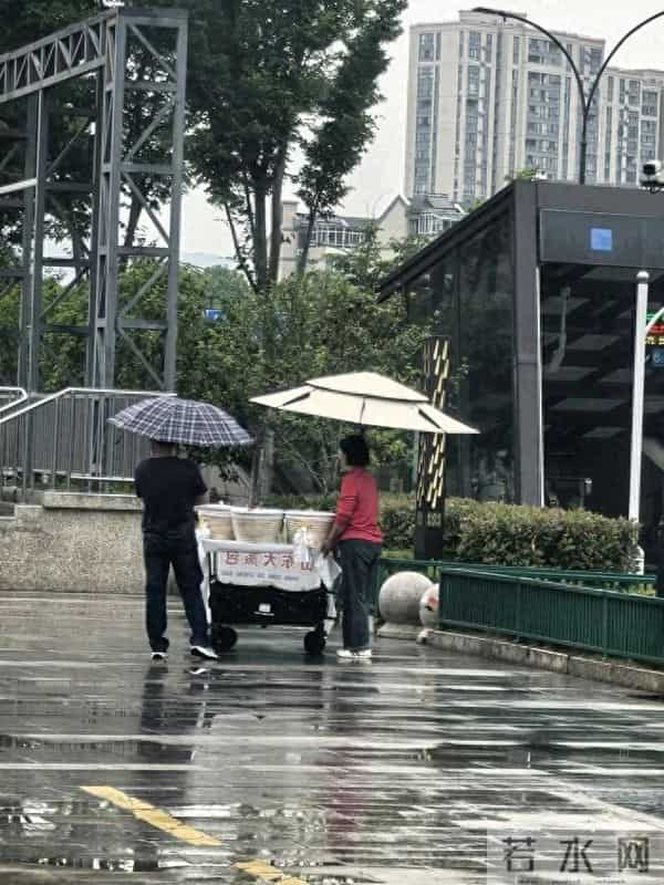 日售超800个，美院硕士帮父母主理“山东包子摊”火了，本人：学历从不是枷锁，街边也是课堂