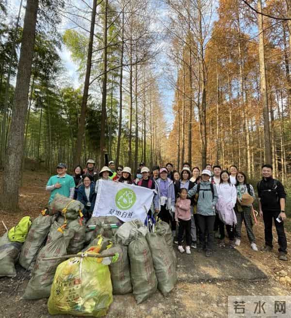 一年从山上背下300多麻袋垃圾!80后程序员和小伙伴们的另类年终述职报告