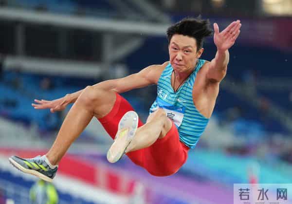 全运会丨舒衡夺得田径男子跳远冠军