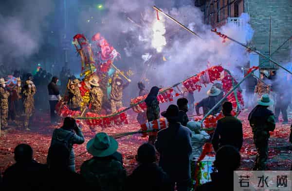 文化中国行·镜头里的非遗年｜“施秉龙灯”闹新春