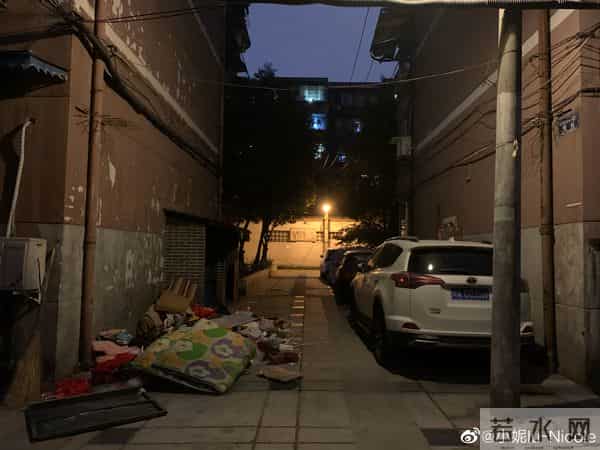 卧室与垃圾站仅一墙之隔，社区回应：重建会影响消防通道