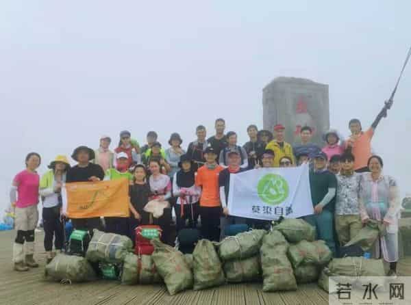 一年从山上背下300多麻袋垃圾!80后程序员和小伙伴们的另类年终述职报告