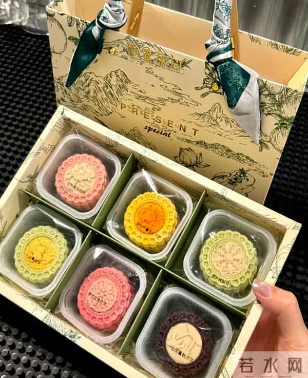 五个小伙晒中秋礼品，同样是公司送的，网友：没有对比就没有伤害