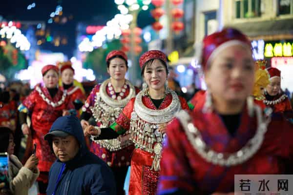 文化中国行·镜头里的非遗年｜“施秉龙灯”闹新春