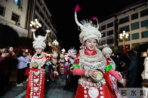 文化中国行·镜头里的非遗年｜“施秉龙灯”闹新春