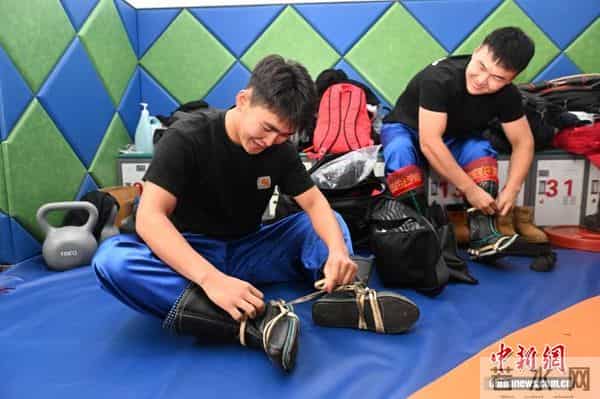 呼和浩特高校搏克课：学生从对抗中学会坚韧