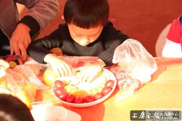 爱弥儿幼儿园上源府分园举行亲子DIY创意水果拼盘活动