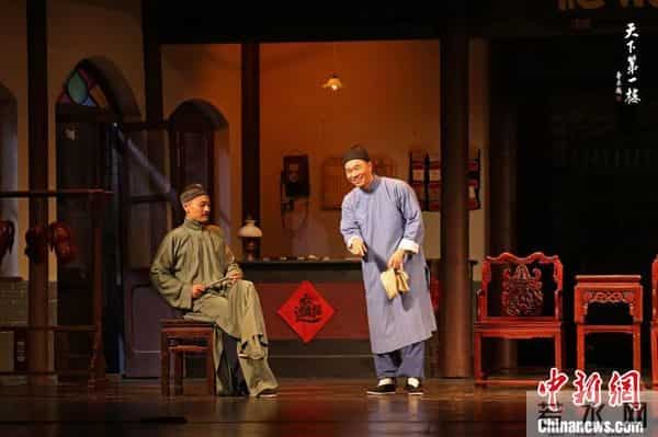 青年一代“接棒”《天下第一楼》北京人艺京派大戏再开张