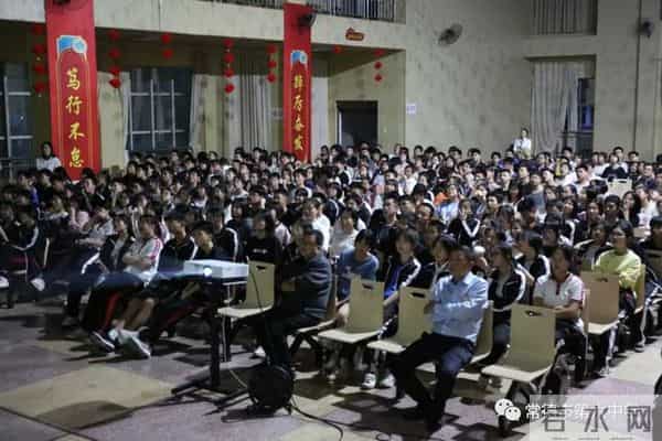 常德市六中组织高一年级师生集中观看励志教育影片《孝女彩金》