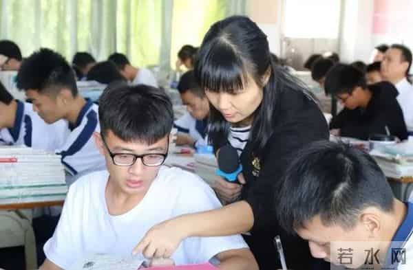 储殷教授解读英语的重要性，指出三点事实，家长听后内心五味杂陈