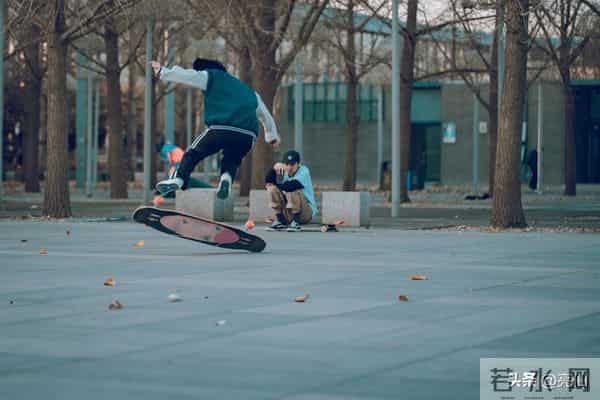 精选五首风格迥异、情感深邃的爱情巅峰之作，以飨文友