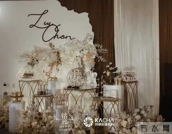 这场简洁却不失高雅的香槟色+金色系韩式婚礼，带着温暖的高级感