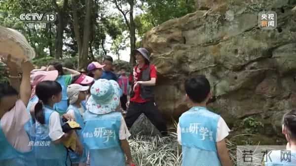 多地中小学喜提秋假,效果如何?“孩子放假、家长不休”这个难题怎么破?