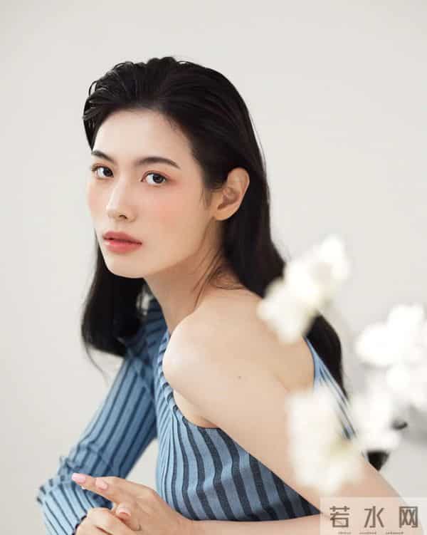 88年我偷偷看录像带,被嫂子发现,她没骂我,反而坐下一起看