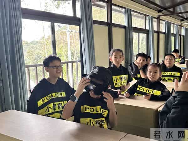 交通安全伴成长 警校共建护平安