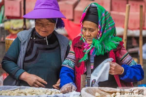 公司新来的00后秘书，第一天上班，就穿了黑丝和包臀裙