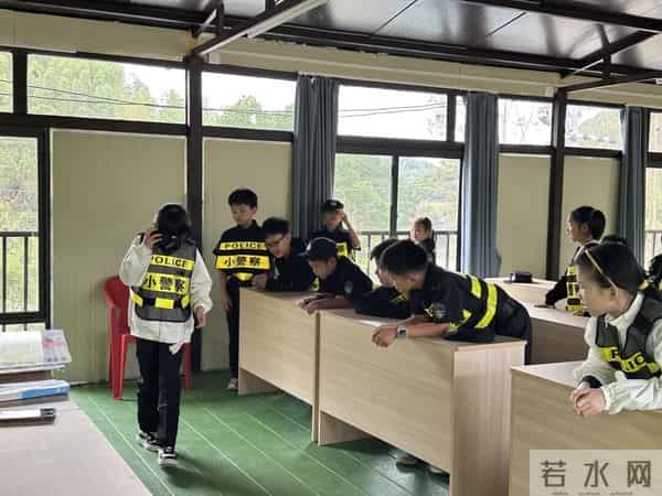 交通安全伴成长 警校共建护平安