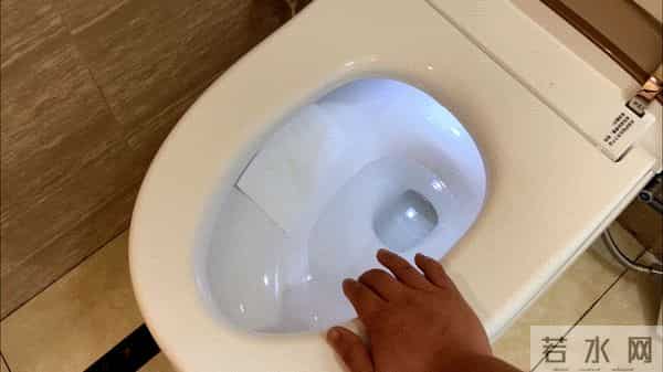 冲厕时一定要“盖上马桶盖”！小心在这3个地方“养细菌”