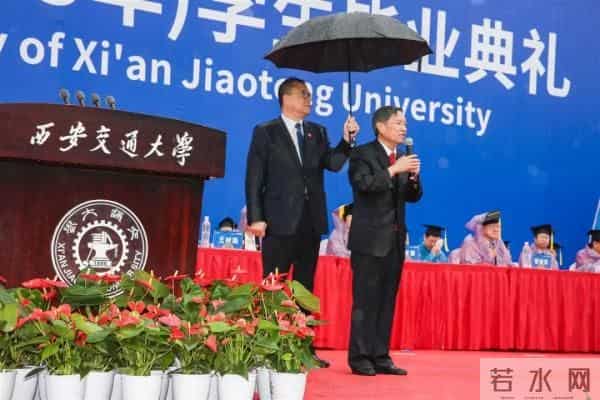 毕业典礼惊现最短致辞，14个字，20秒，全场欢呼！