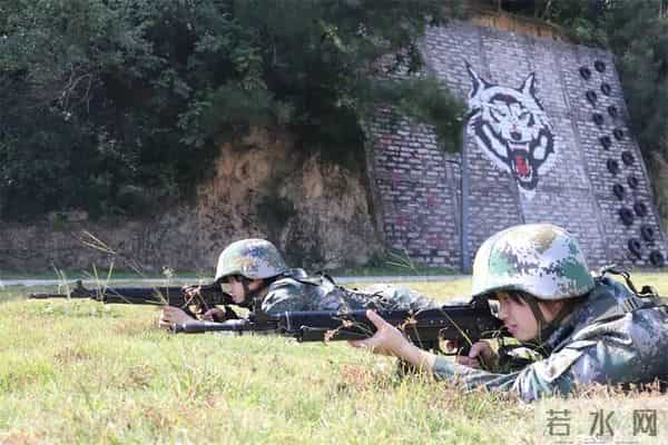 复制粘贴的飒!军中“姐妹花”