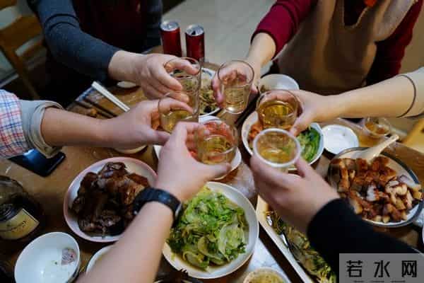 公司新来的00后秘书，第一天上班，就穿了黑丝和包臀裙