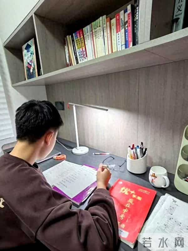 凌晨 12 点还在写作业?90% 家长没搞懂,初中作业慢的真相不在