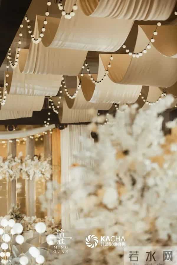 这场简洁却不失高雅的香槟色+金色系韩式婚礼，带着温暖的高级感
