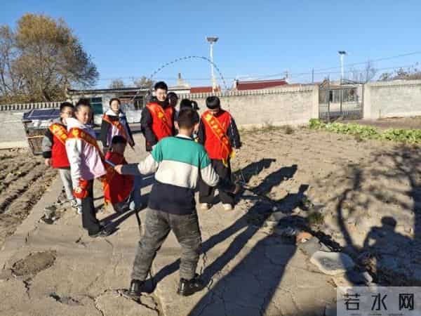 海城：冬日暖阳暖童心 志愿服务显担当