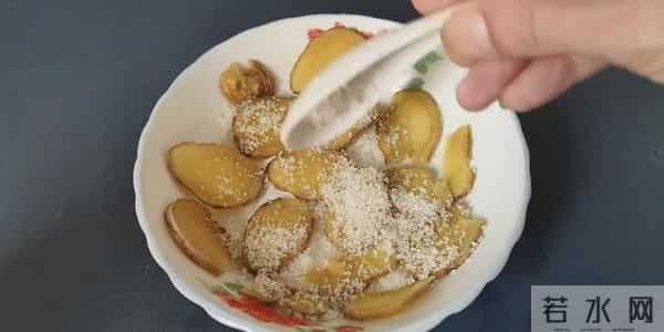 把白糖抹在生姜上。