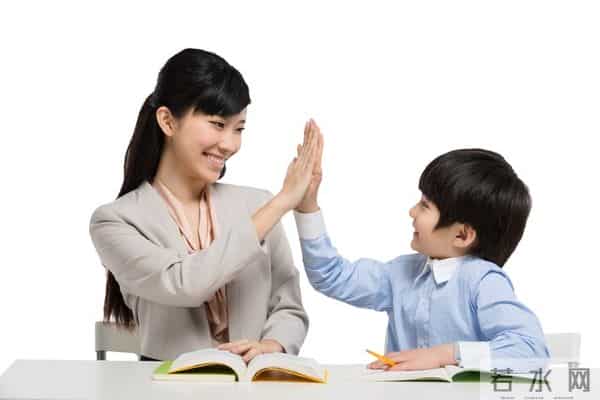 女教师低情商评语引争议，家长难以接受