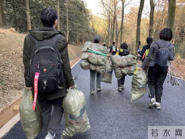 一年从山上背下300多麻袋垃圾!80后程序员和小伙伴们的另类年终述职报告