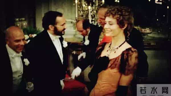 《项链》:戛然而止中,领悟三重美