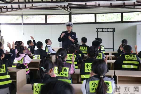 交通安全伴成长 警校共建护平安