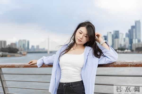 精选五首风格迥异、情感深邃的爱情巅峰之作，以飨文友