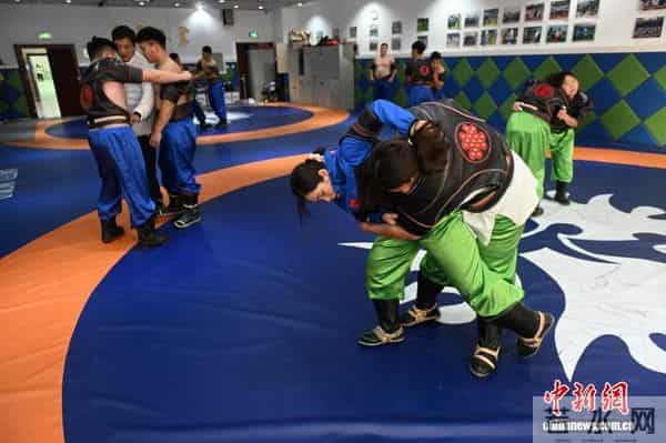 呼和浩特高校搏克课：学生从对抗中学会坚韧