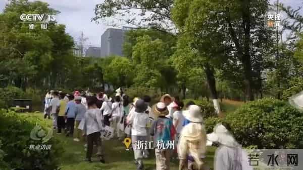 多地中小学喜提秋假,效果如何?“孩子放假、家长不休”这个难题怎么破?