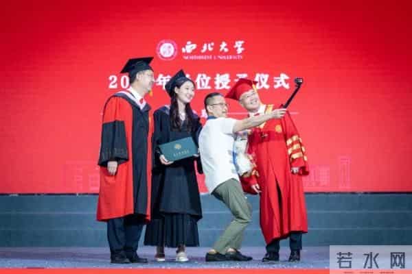 毕业典礼惊现最短致辞，14个字，20秒，全场欢呼！